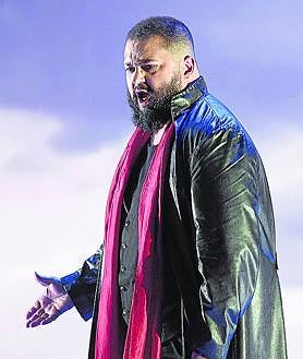 Imagen secundaria 2 - Un trío en liza. Leonora (la soprano Anna Pirozzi) está perdidamente enamorada de Manrico (el tenor Celso Albelo, abajo a la derecha) y despierta los celos del Conde de Luna (Juan Jesús Rodríguez)