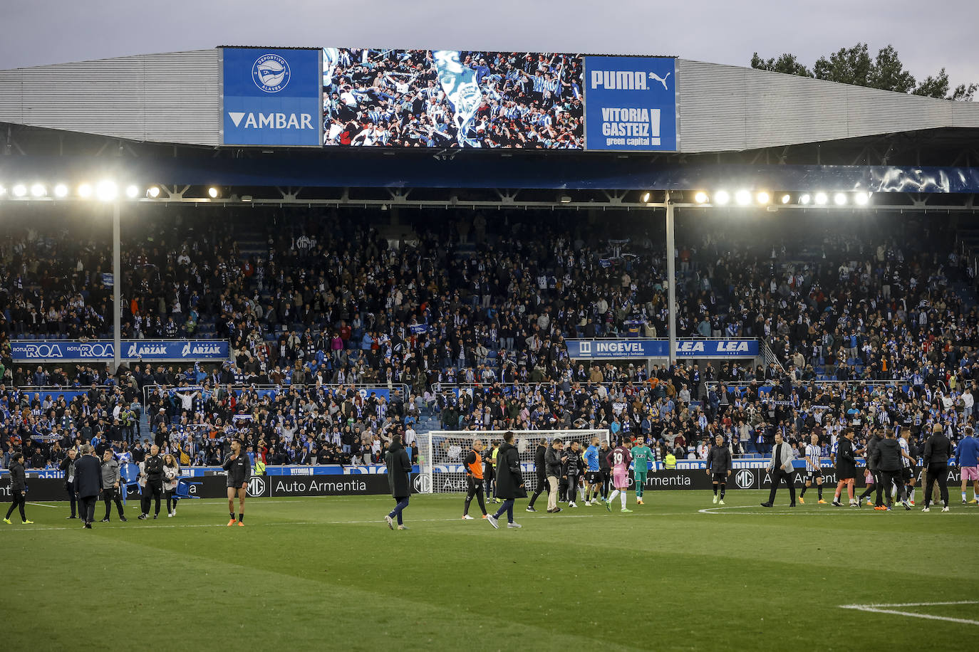 Ambientazo en el segundo lleno consecutivo de Mendizorroza