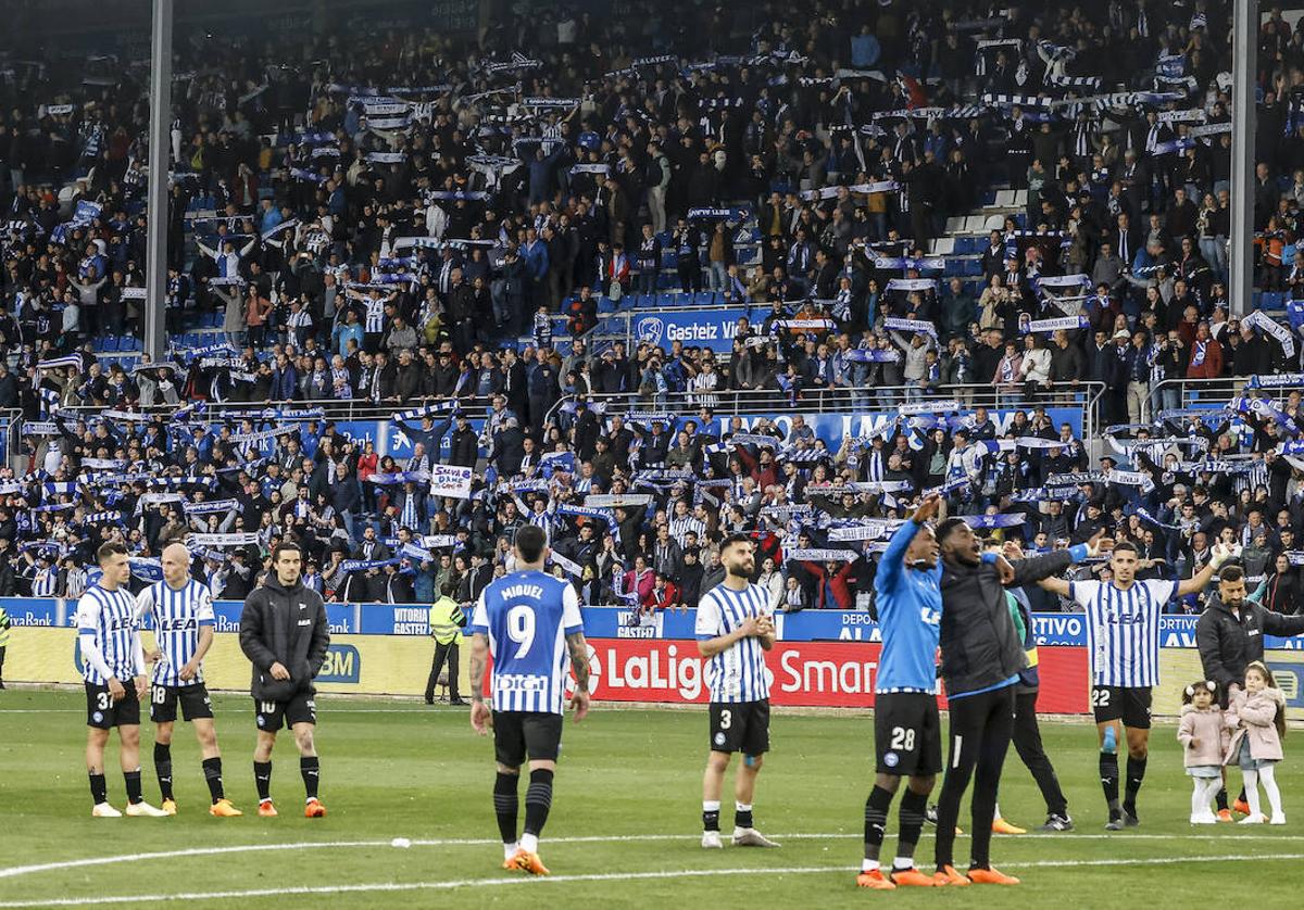 Los jugadores albiazules celebran el triunfo ante el Málaga.