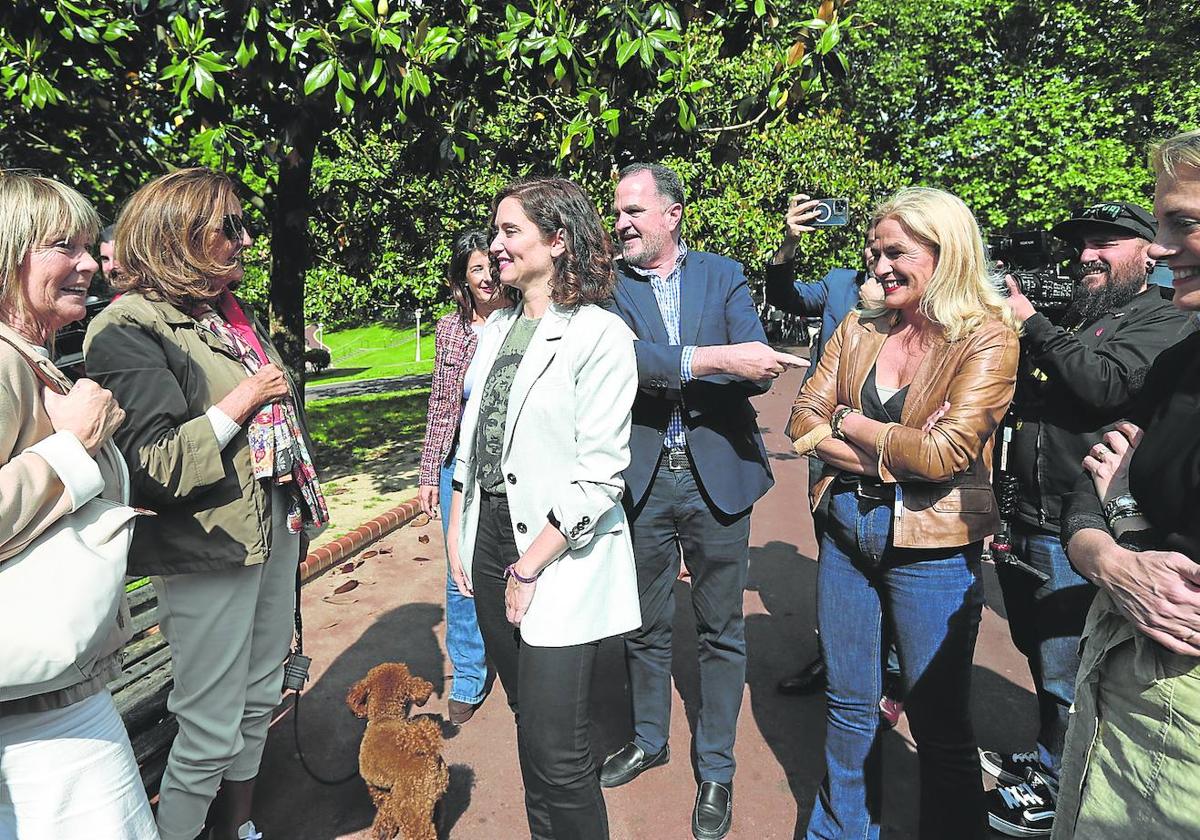 Ayuso saluda a unas simpatizantes flanqueada por Esther Martínez, Raquel González y Carlos Iturgaiz.