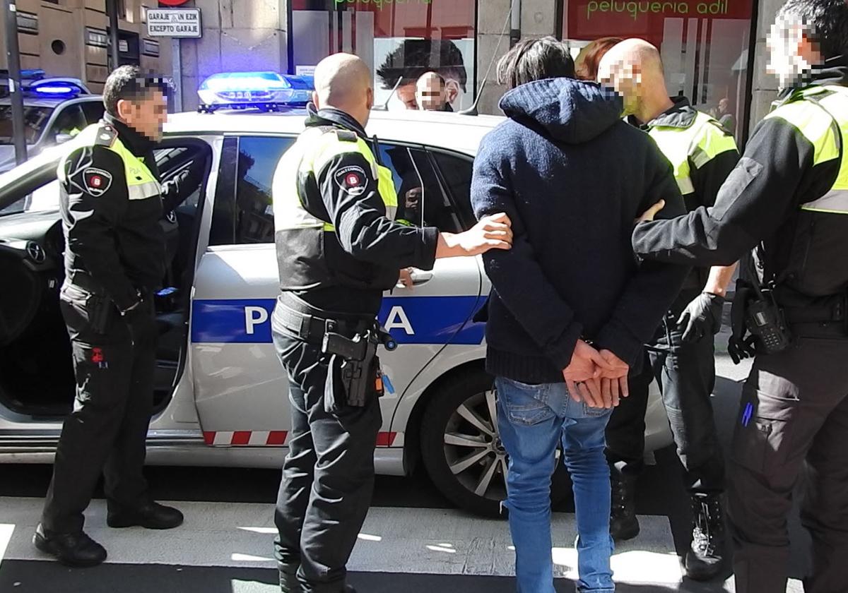 Agentes de la Policia Municipal de Bilbao durante una detención.