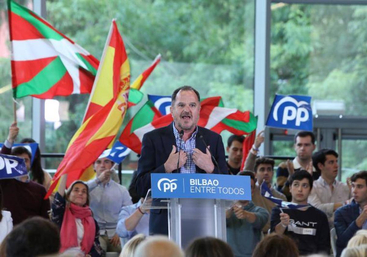 El presidente del PP vasco, Carlos Iturgaiz, durante un mitin, este sábado en el Palacio Euskalduna.