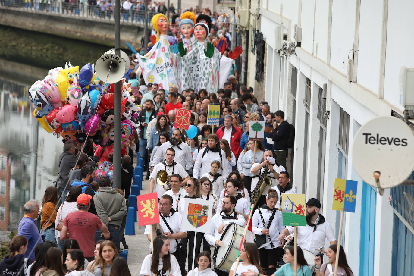 Ibilaldira hurbildu diren pertsona batzuk, ibilbidea egiten.