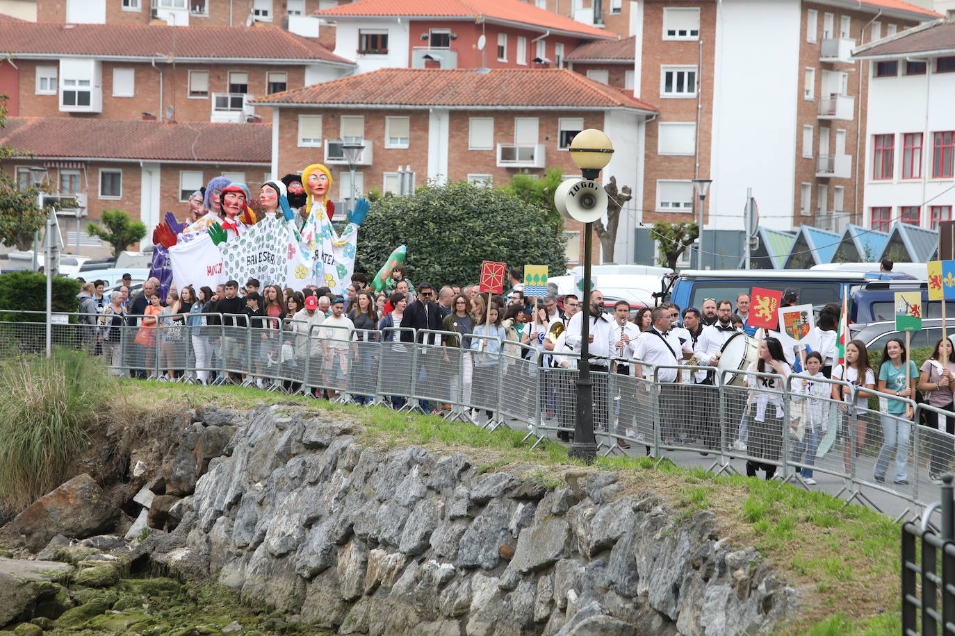 Ibilaldira hurbildu diren pertsona batzuk, ibilbidea egiten.