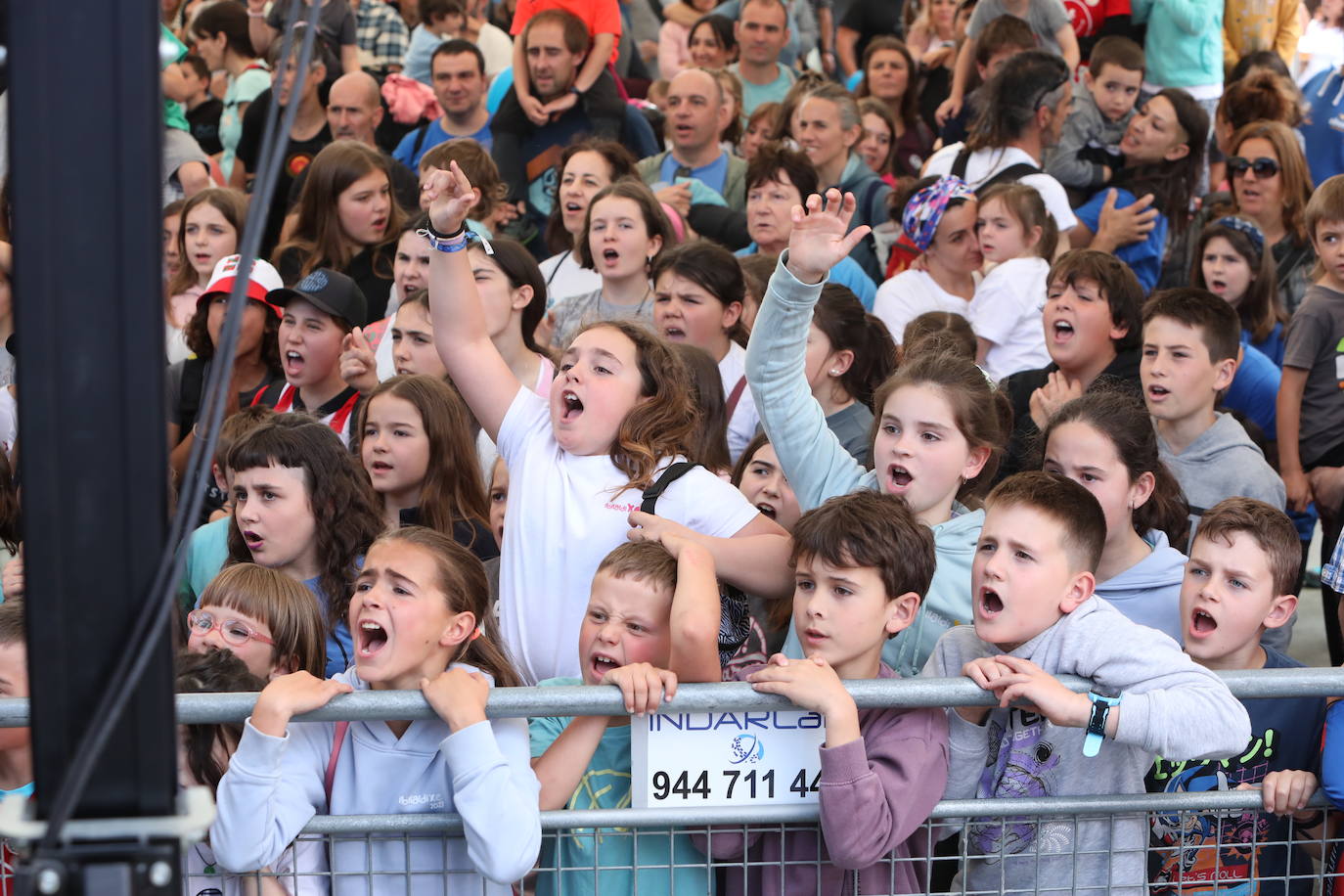 Haur batzuk, kontzertu batez gozatzen.