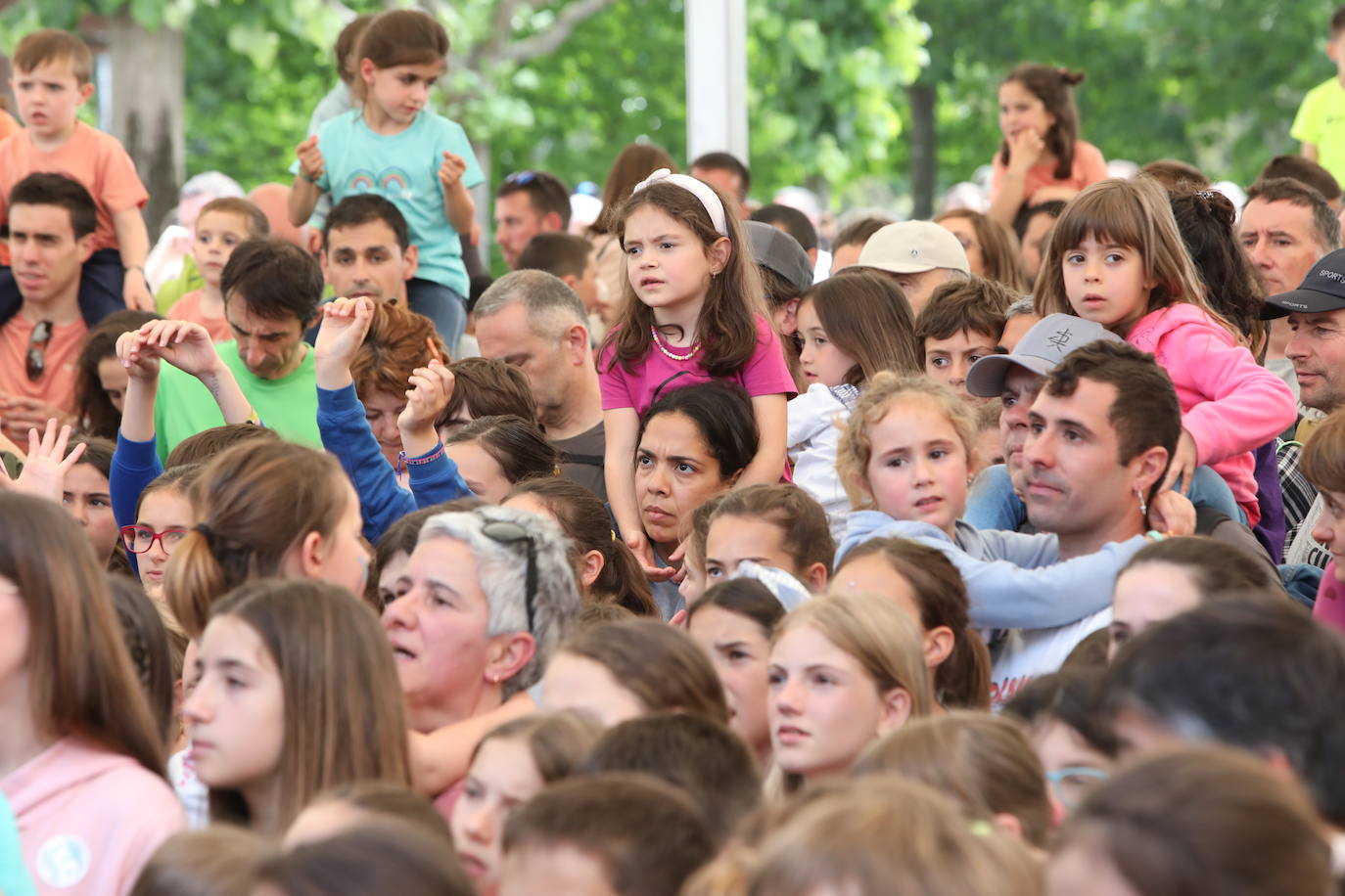 Haur batzuk, kontzertu batez gozatzen.