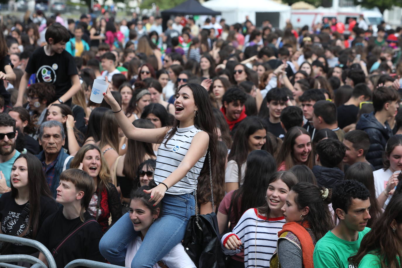 Gazte batzuk, kontzertu batez gozatzen. 