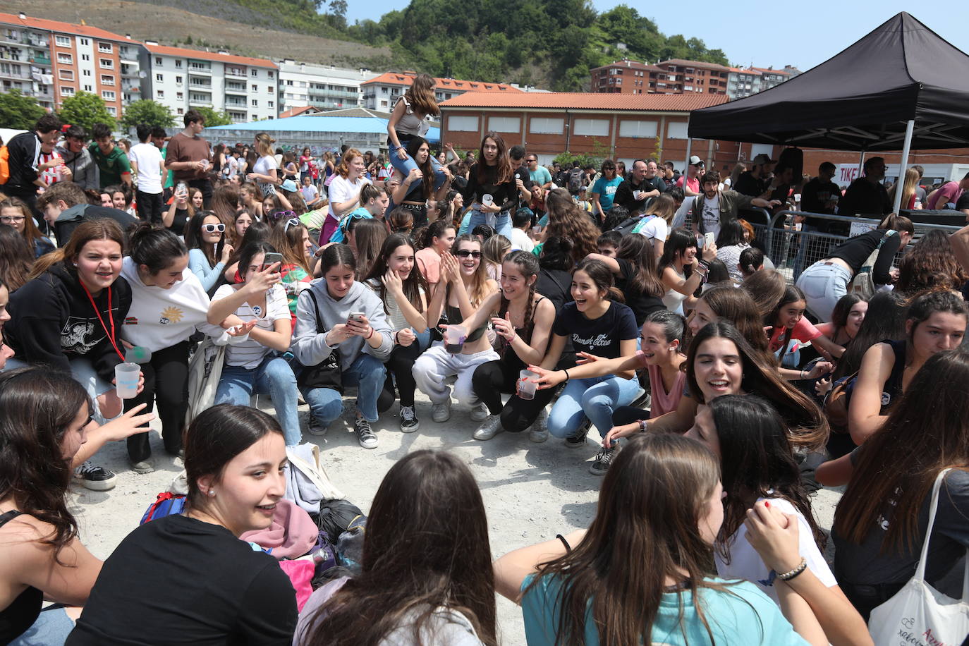 Gazte batzuk, kontzertu batez gozatzen. 