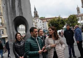 La candidata del PSE a la alcaldía de Vitoria, Maider Etxebarria, charla con su equipo