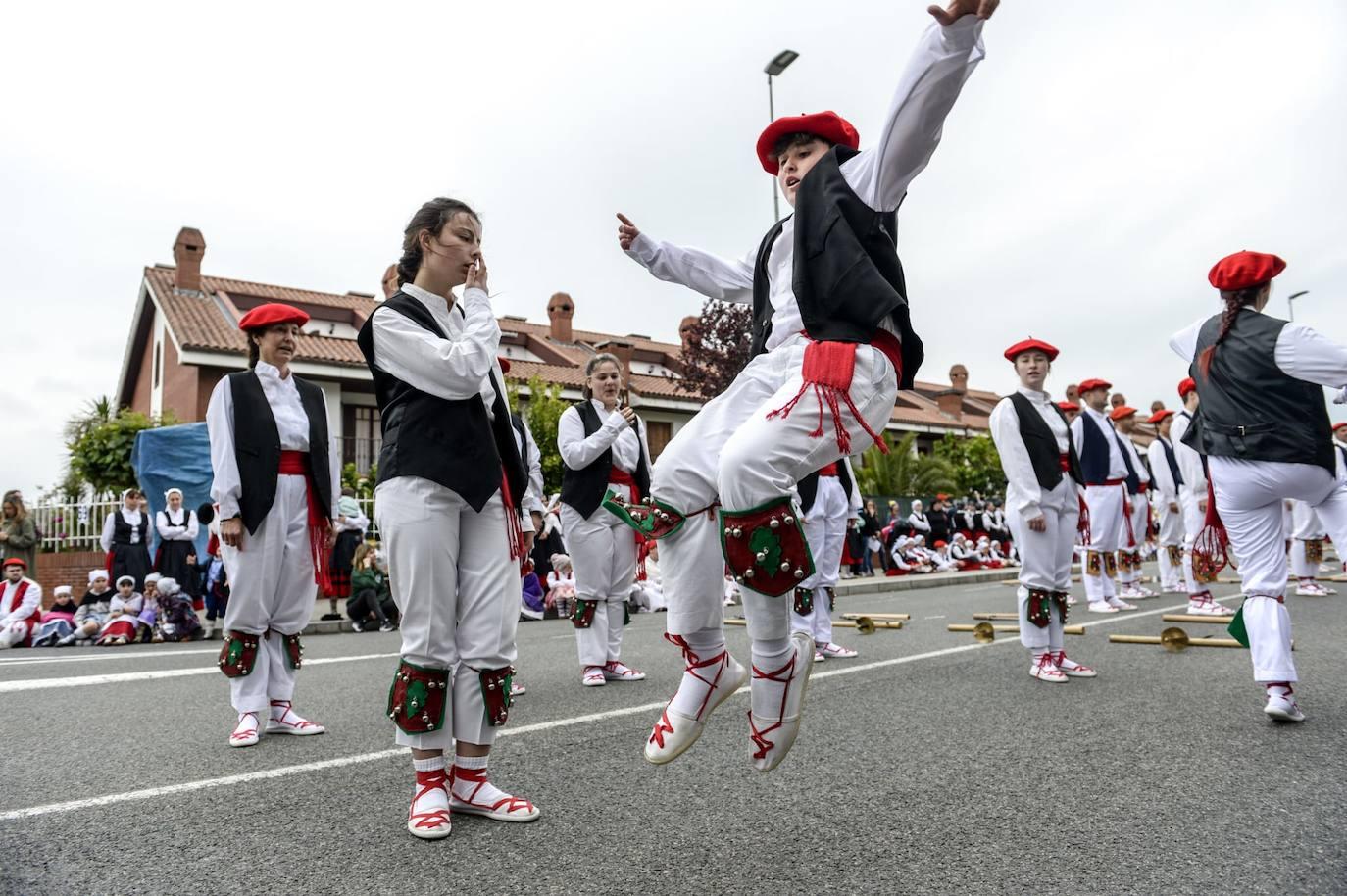 3.500 dantzaris bailan al unísono en Urduliz