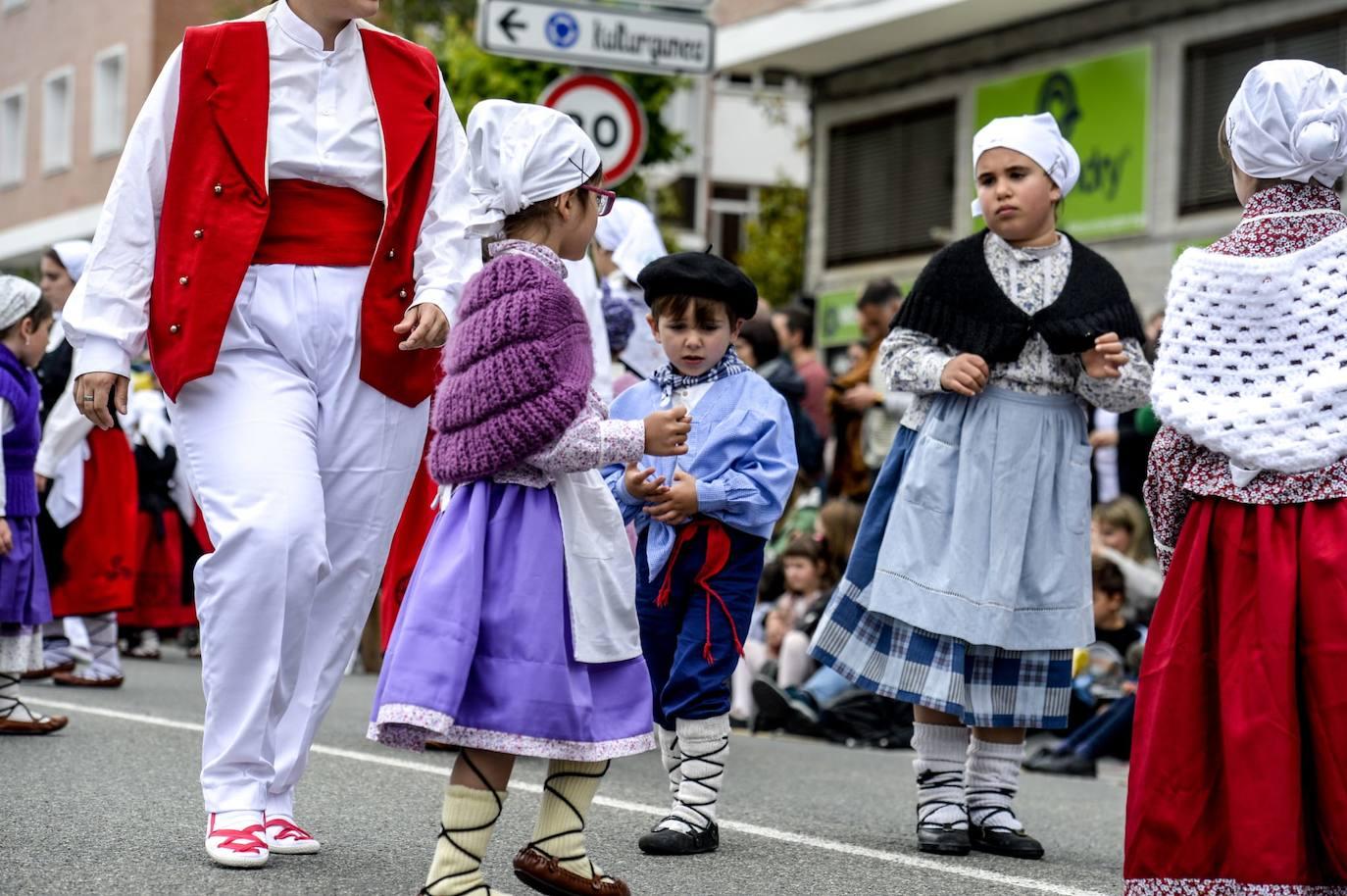3.500 dantzaris bailan al unísono en Urduliz
