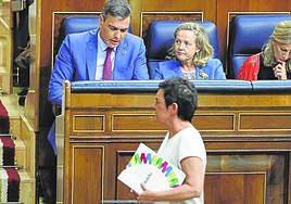 La portavoz de EH Bildu en el Congreso. Mertxe Aizpurua, pasa frente a la bancada del Gobierno en un Debate del Estado de la Nación.