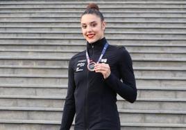 Salma Solaun muestra la medalla de bronce lograda en Bakú.