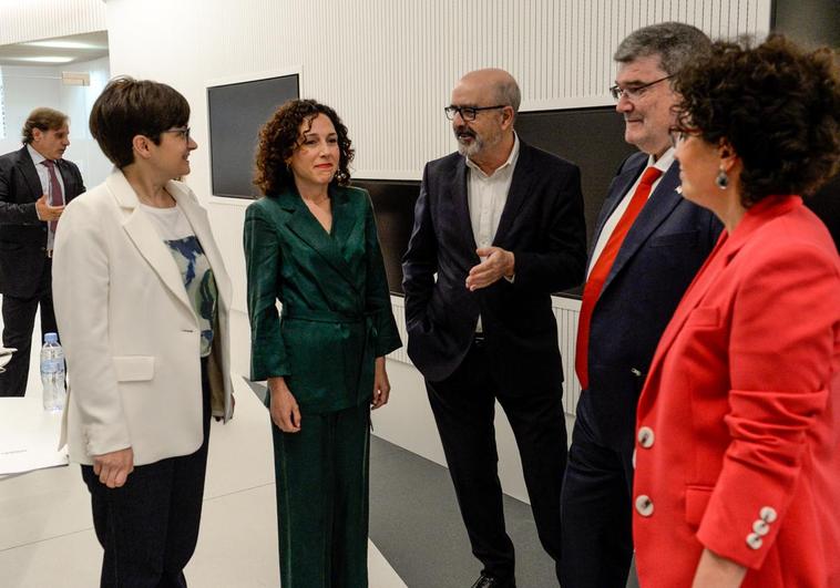 Los candidatos charlan con el director de EL CORREO, José Miguel Santamaría.