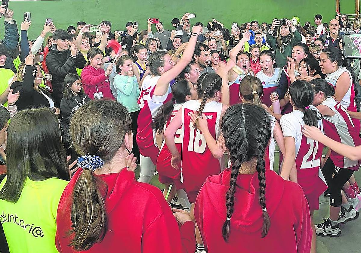 Momento de celebración tras proclamarse Haro campeón en Minibasket.