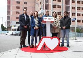 Maider Etxebarria junto a Iñaki Arriola frente a un bloque de VPO en Arkaiate.