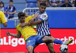 Sedlar derriba a Marc Cardona en el partido de la primera vuelta.