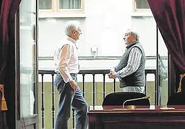 Carlos Totorika, exalcalde de ermua, y Fernando Lecumberri, del PP, charlan en una secuencia de los vídeos originales de 'Herenegun'.