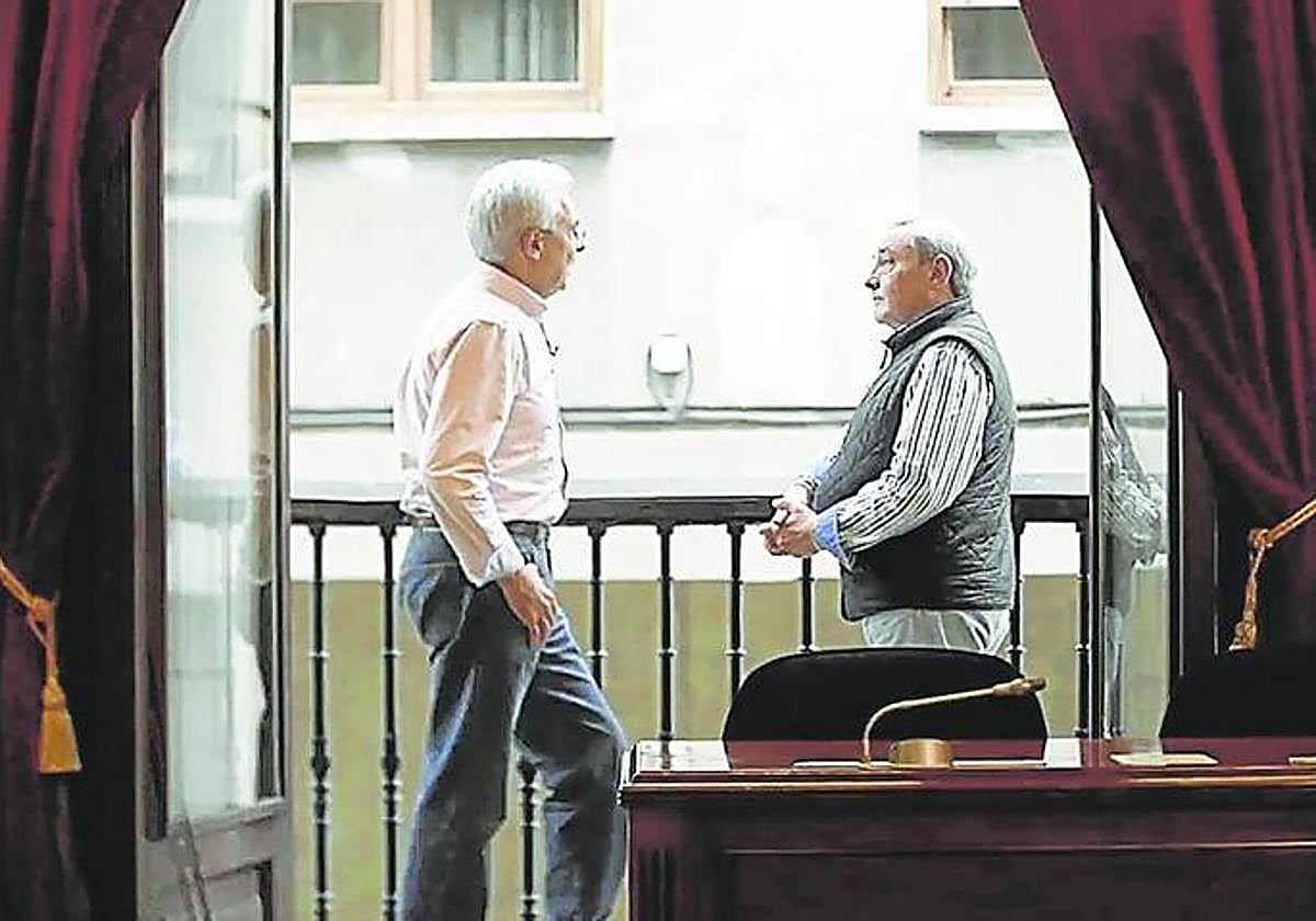 Carlos Totorika, exalcalde de ermua, y Fernando Lecumberri, del PP, charlan en una secuencia de los vídeos originales de 'Herenegun'.