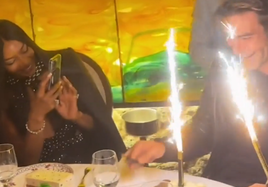 El cumpleaños por todo lo alto de Jon Kortajarena soplando las velas con Naomi Campbell