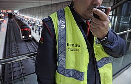 Cinco trabajadores del metro heridos, uno con costillas rotas, al ser agredidos en Abando