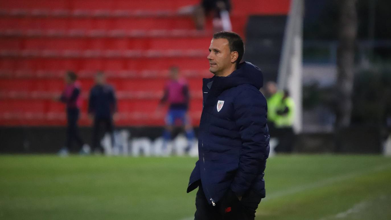 Alex Pallarés, durante un encuentro con el Bilbao Athletic.
