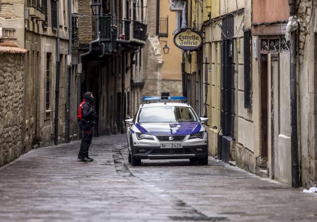 Un coche patrulla de la Ertzaintza, en labores de custodia de la lonja donde se produjeron los hechos, en marzo de 2021.