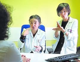 La psiquiatra Nora Olazabal y la psicóloga clínica Verónica Pousa durante una consulta en Basurto.