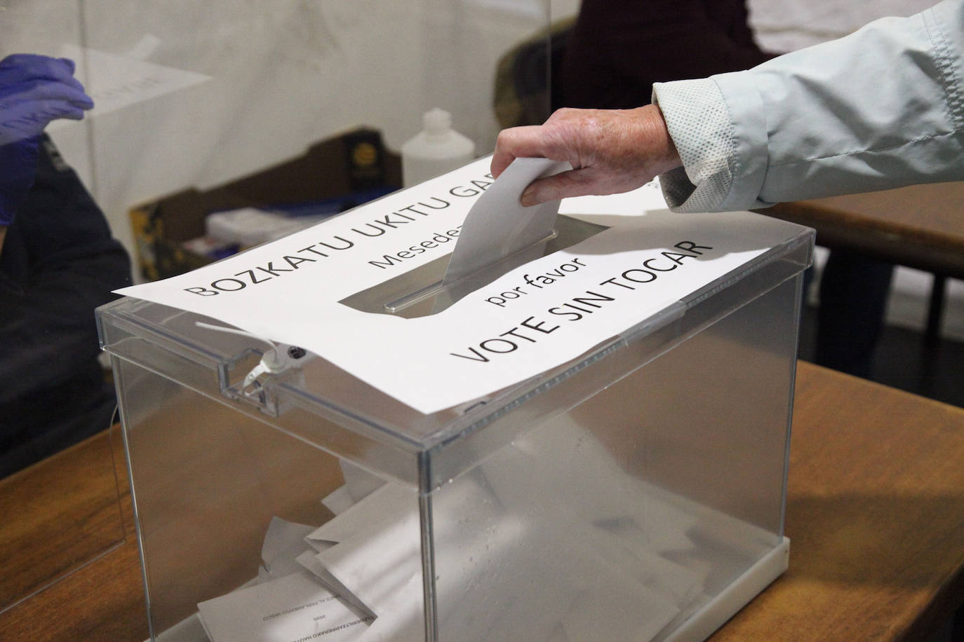 Un votante introduce una papeleta, en su sobre, en las elecciones autonómicas de 2020.