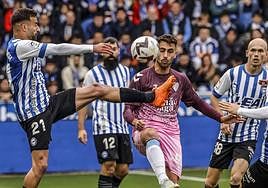 Abde despeja un balón durante el encuentro del sábado pasado ante el Málaga.