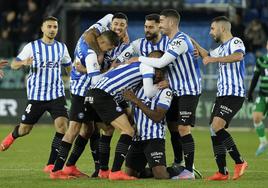 Los jugadores albiazul celebran un gol durante el choque ante el Racing.