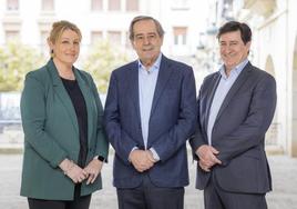 José Mari Gorroño, junto a otros dos de los candidatos de la plataforma independiente que lidera en Gernika.