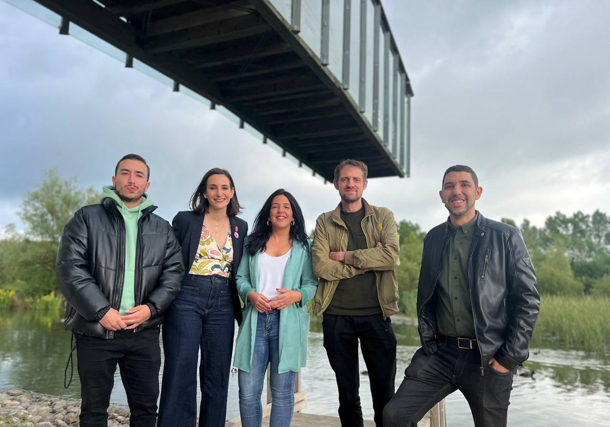 Garbiñe Ruiz, junto a parte de su equipo, bajo el voladizo del observatorio del Ataria