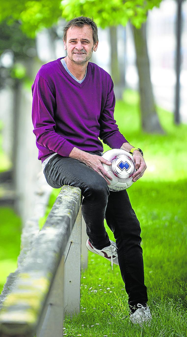 Edu Alonso posa en un parque de Bilbao con un balón de fútbol entre las manos.