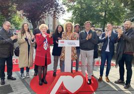 González, en el atril, junto a parte de los candidatos de su lista a las Juntas Generales de Álava.