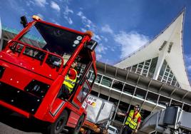 Iberia cuenta con un centenar de vehículos terrestres para realizar el handling en Loiu.