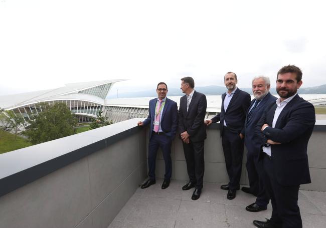 El director del aeropuerto de Bilbao, Iván Grande (izquierda), junto a directivos de Repsol, Iberia y Petronor, con 'La Paloma' de Calatrava de fondo.