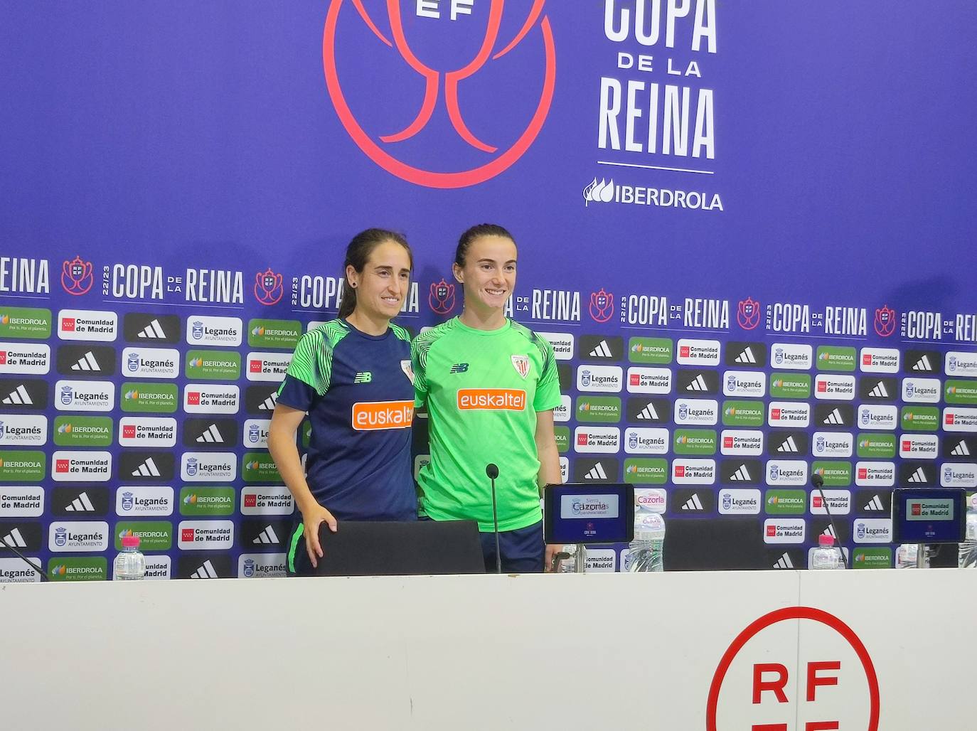 Iraia y Ane Azkona, antes de la rueda de prensa en Madrid