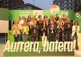 Amaia del Campo, candidata a la Alcaldía del PNV por Barakaldo, acompañada por representantes del partido jeltzale.