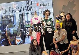 La Encartada Moda regresará el 9 y 10 de junio al museo de boinas de Balmaseda. En la imagen, Lorea Bilbao, Alberto Etxebarrieta, Olatz Pereda y Adele Orcajada.
