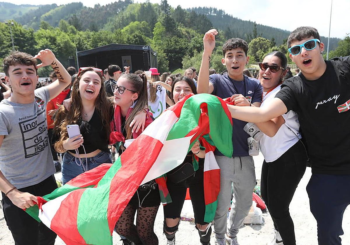 Gazte batzuk, ikurriña erakusten.