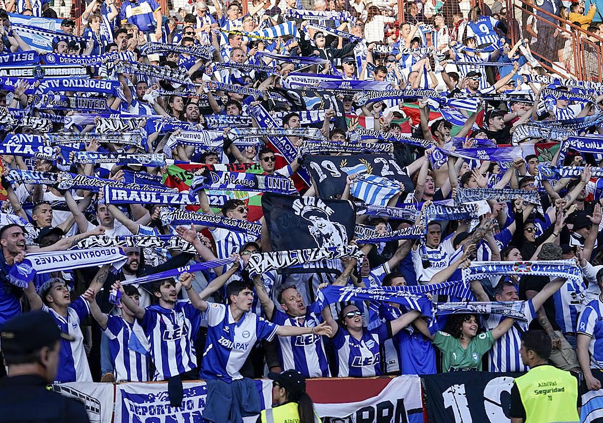 Bufandas albiazules al viento, una imagen ya clásica en la fiel grada de Mendizorroza.