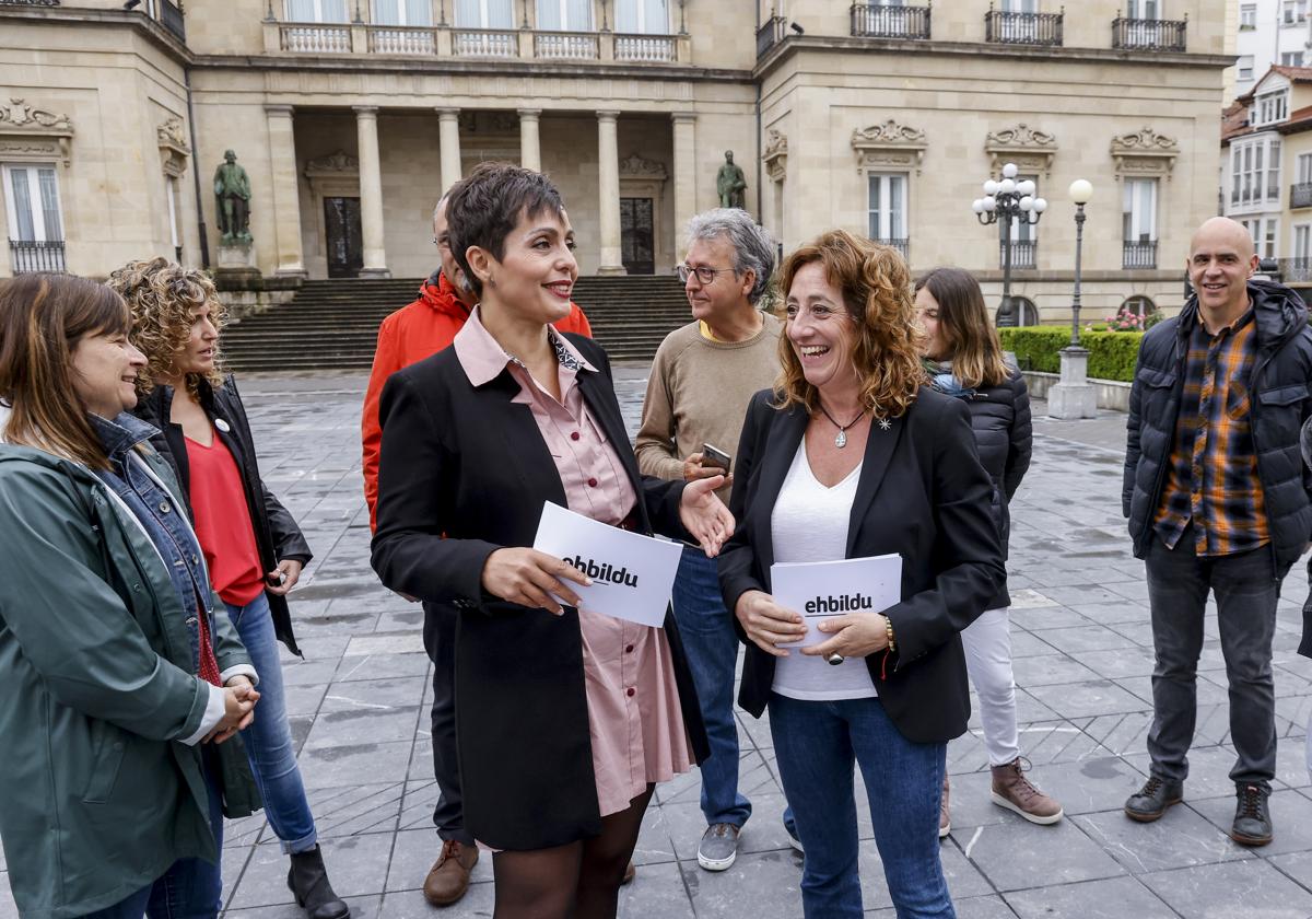 Rocío Vitero y Eva López de Arroyabe charlan en la plaza de la Provincia.