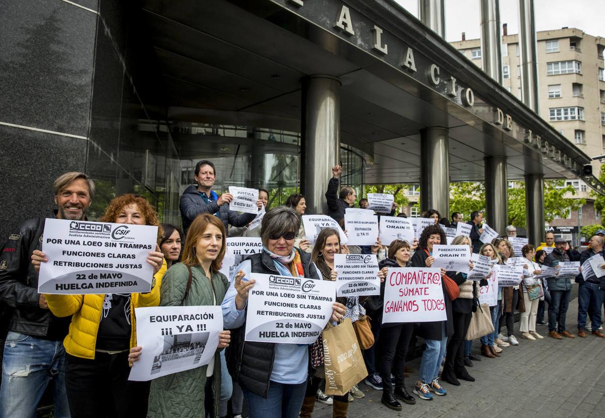 Una de las concentraciones de los funcionarios de Justicia en Vitoria.