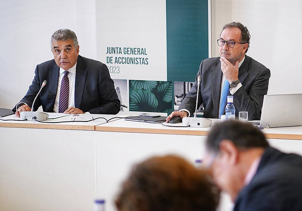 Franciso García, a la izquierda, presidente de Tubacex, junto a Jesús Esmorís, consejero delegado.