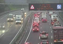 Siete evacuados al hospital en dos accidentes múltiples en las carreteras vizcaínas