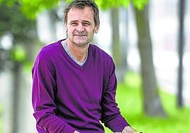 Edu Alonso posa en un parque de Bilbao con un balón de fútbol entre las manos.