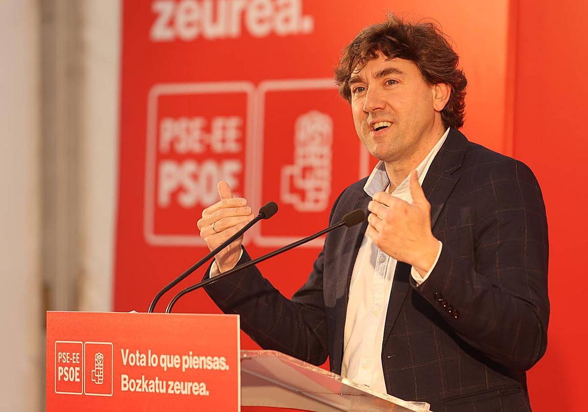 El secretario general del PSE-EE, Eneko Andueza, este miércoles en un acto electoral en Bilbao.
