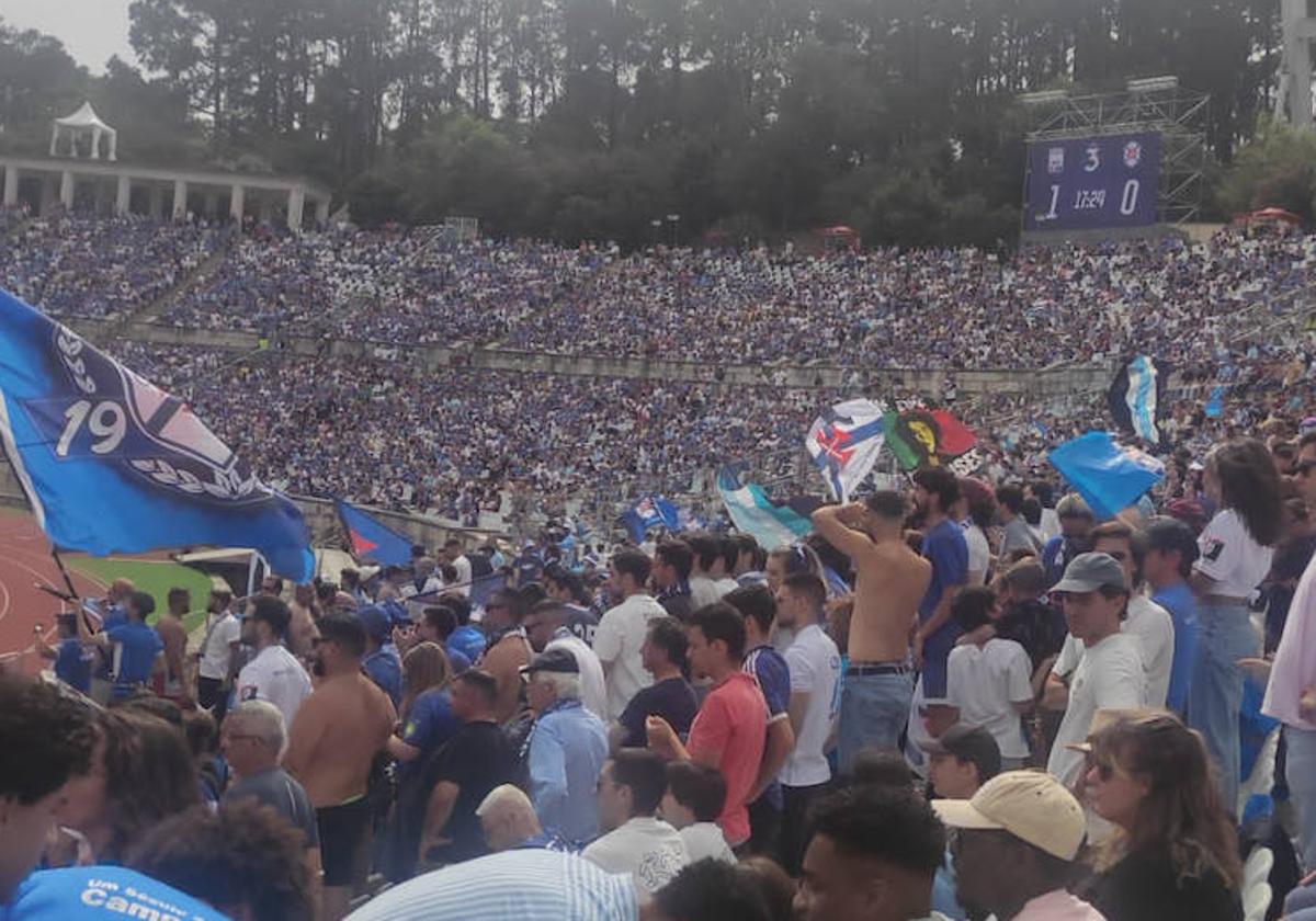 Los seguidores de Os Belenenses llenaron las gradas del Magalhaes Pessoa (Leiria) en el último partido.