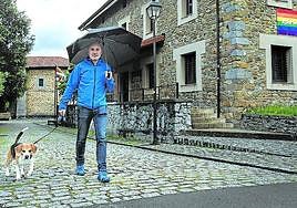 Un vecino pasea por el municipio de Arakaldo.